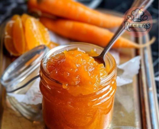 Naranjas y zanahorias ralladas listas para cocinar.